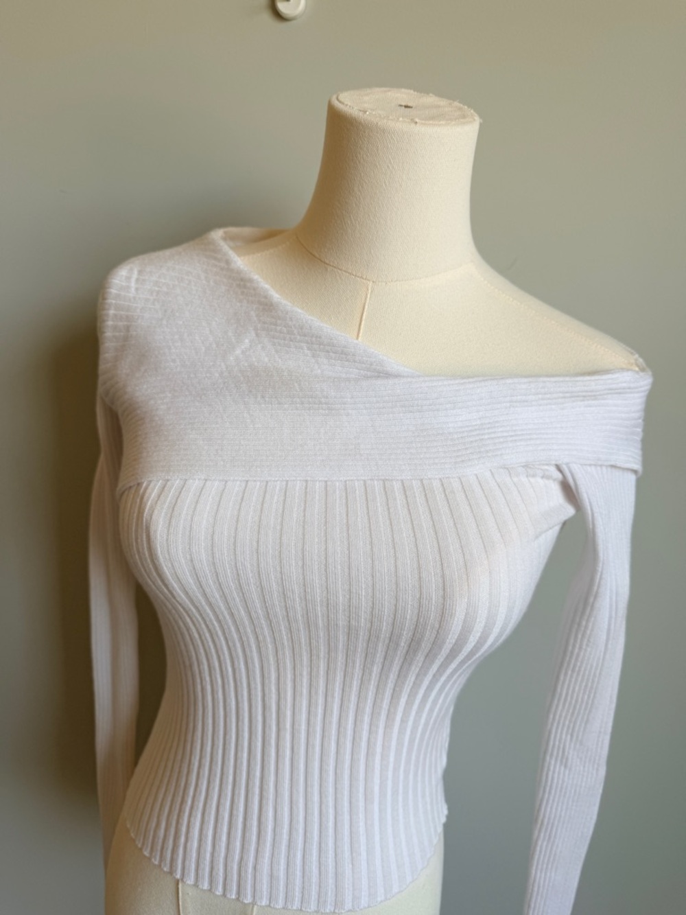 Off-Shoulder Ribbed Knit Sweater - White - Picture 4 of 4